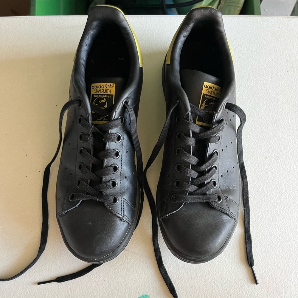 Adidas Youth Men's Stan Smith Black and Gold Sneakers